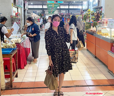 Gaya 8 Artis Belanja ke Pasar Tradisional, Siapa Paling Keren?