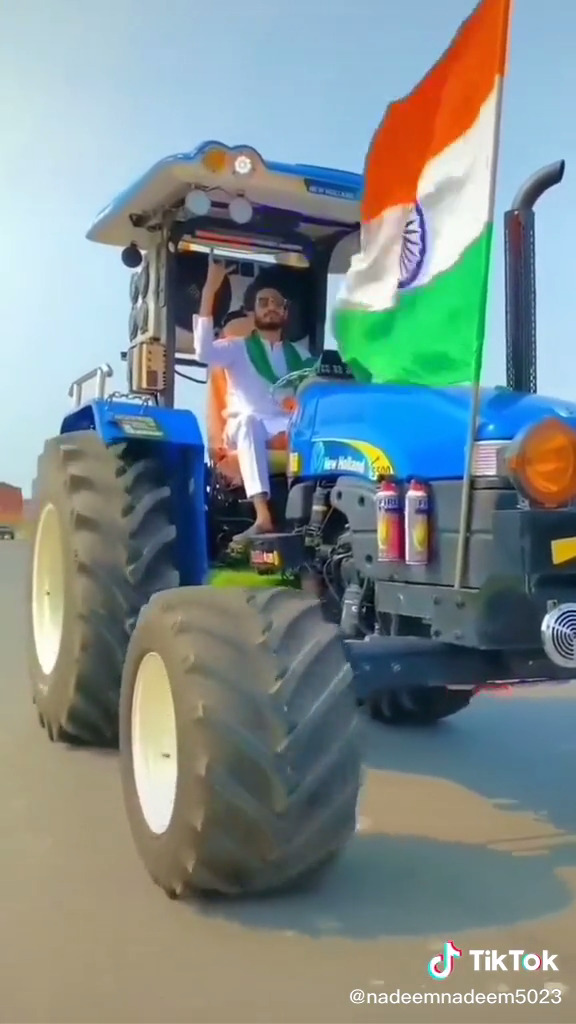 Petani Lakukan Aksi Wheelie dengan Traktor