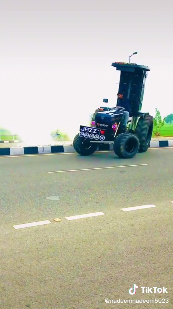 Petani Lakukan Aksi Wheelie dengan Traktor