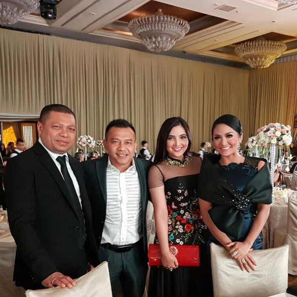 8 Rumah Tangga Artis Hancur karena Selingkuh, Nomor 4 Main Gila dengan Teman Istrinya