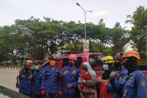 Detik-Detik Petugas Damkar Berjibaku Selamatkan Balita Terjebak Dalam Mobil