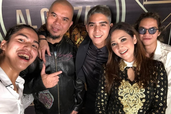 8 Rumah Tangga Artis Hancur karena Selingkuh, Nomor 4 Main Gila dengan Teman Istrinya