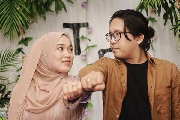 8 Rumah Tangga Artis Hancur karena Selingkuh, Nomor 4 Main Gila dengan Teman Istrinya