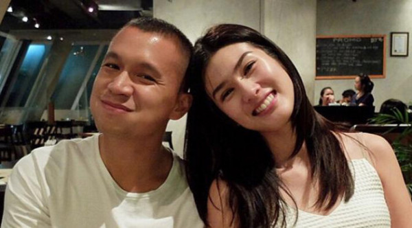 8 Rumah Tangga Artis Hancur karena Selingkuh, Nomor 4 Main Gila dengan Teman Istrinya