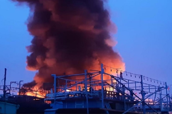 Penampakan Kebakaran 13 Kapal di Dermaga Pelabuhan Niaga PT Pelindo III Tegal