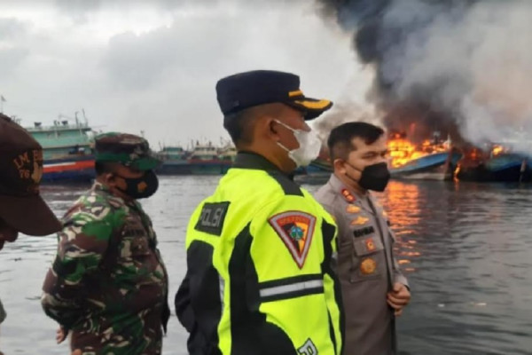 Penampakan Kebakaran 13 Kapal di Dermaga Pelabuhan Niaga PT Pelindo III Tegal