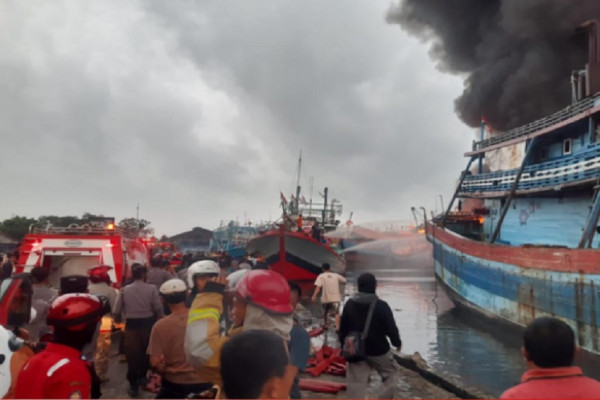 Penampakan Kebakaran 13 Kapal di Dermaga Pelabuhan Niaga PT Pelindo III Tegal