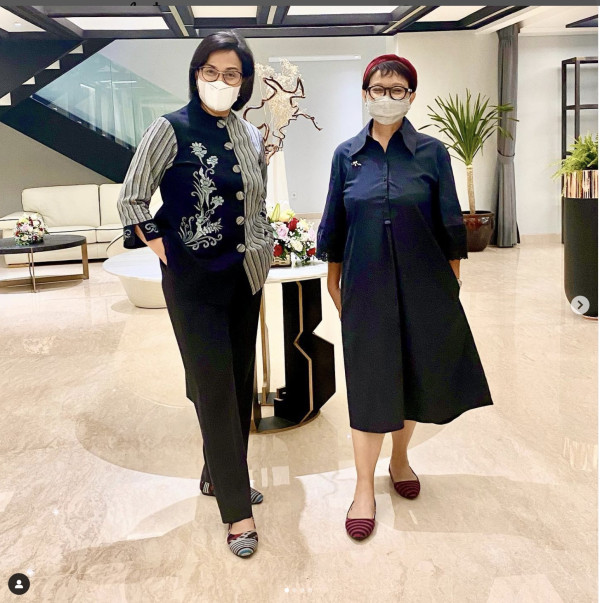 Sri Mulyani dan Sahabatnya Menlu Retno Pamer Sepatu Cantik Buatan UMKM Jepara