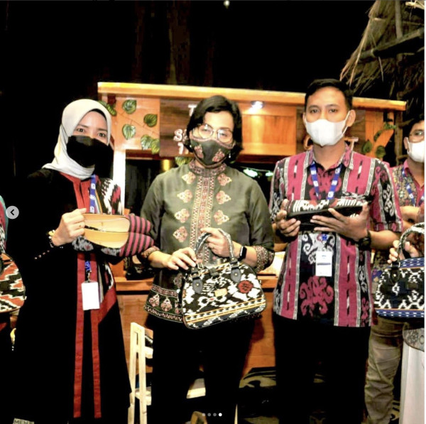 Sri Mulyani dan Sahabatnya Menlu Retno Pamer Sepatu Cantik Buatan UMKM Jepara