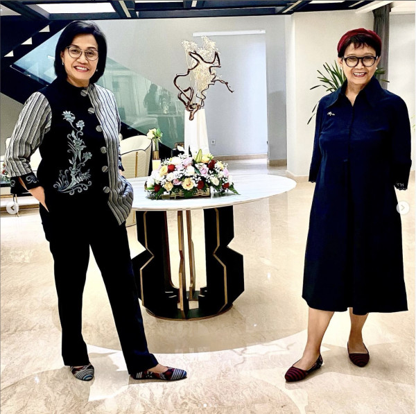 Sri Mulyani dan Sahabatnya Menlu Retno Pamer Sepatu Cantik Buatan UMKM Jepara