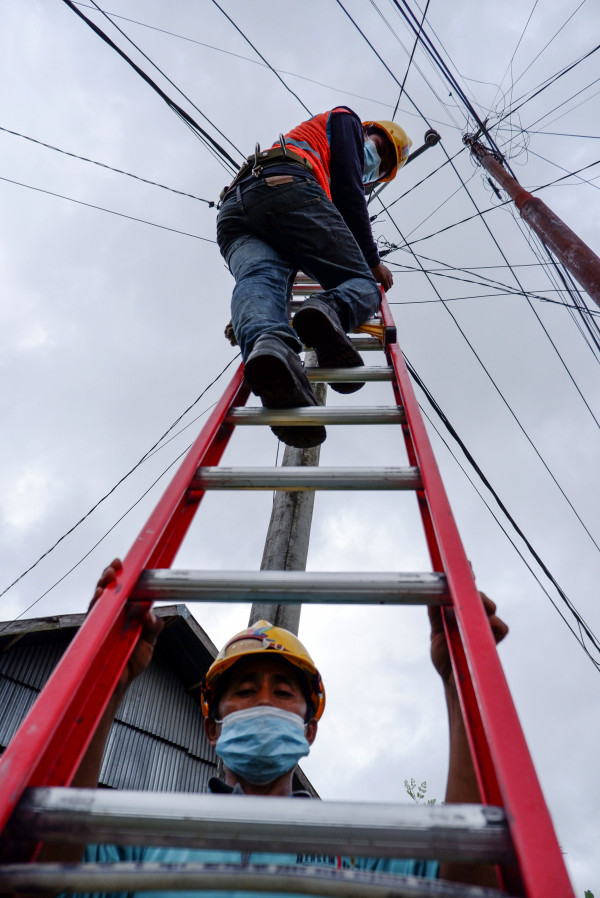 Benahi Fasilitas Kelistrikan di Mamuju, Petugas PLN Prioritaskan Keselematan