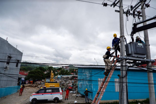 Benahi Fasilitas Kelistrikan di Mamuju, Petugas PLN Prioritaskan Keselematan