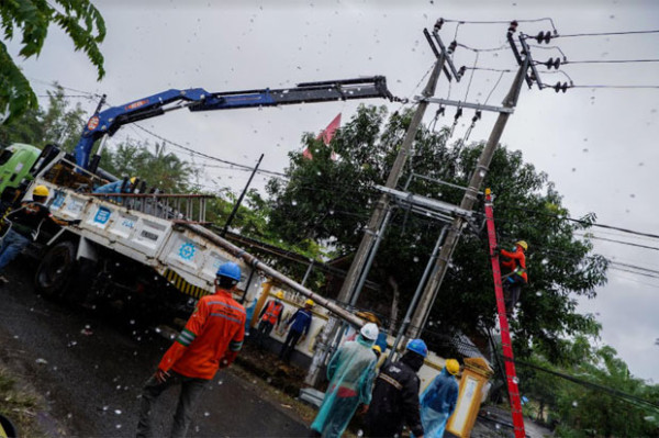Benahi Fasilitas Kelistrikan di Mamuju, Petugas PLN Prioritaskan Keselematan