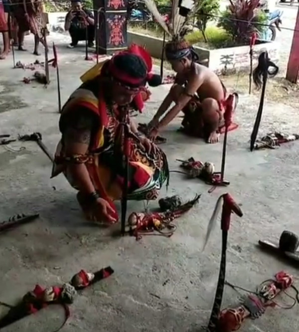 Mandau Terbang, Tradisi Berburu Suku Dayak yang Tak Pernah Meleset dari Kepala