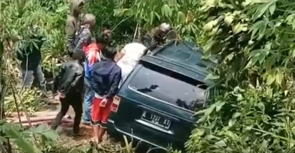Penampakan Minibus Masuk Jurang dan Belasan Korban Telentang di Ciamis, 2 Tewas