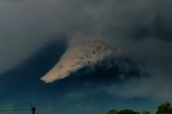 Penampakan Wedus Gembel Gunung Merapi ke Arah Barat Daya Sejauh 2,5 Km