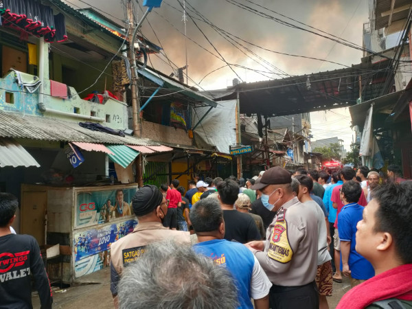 Penampakan Kerumunan Warga di Lokasi Kebakaran Tambora