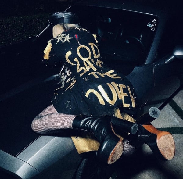 Madonna Rilis Foto, Posenya dengan Mobil Bikin Dag Dig Dug