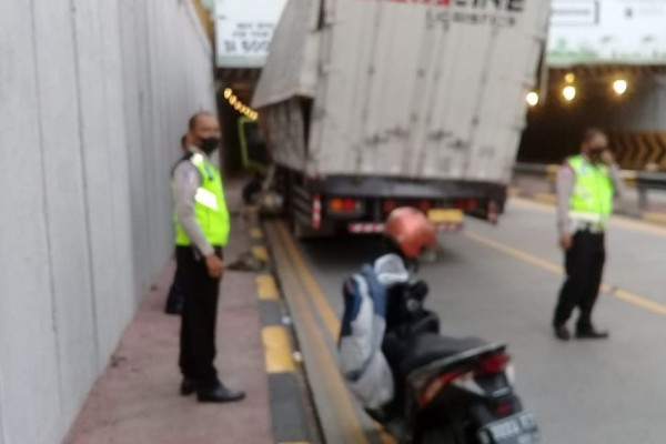 Mirip Insiden di Padang, Truk Nyangkut di Underpass Tanah Abang