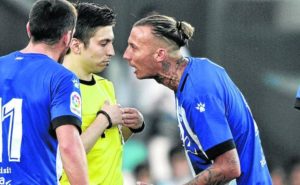 5 Pemain Sepak Bola yang Sering Kena Kartu Merah