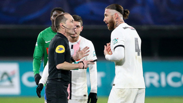 5 Pemain Sepak Bola yang Sering Kena Kartu Merah