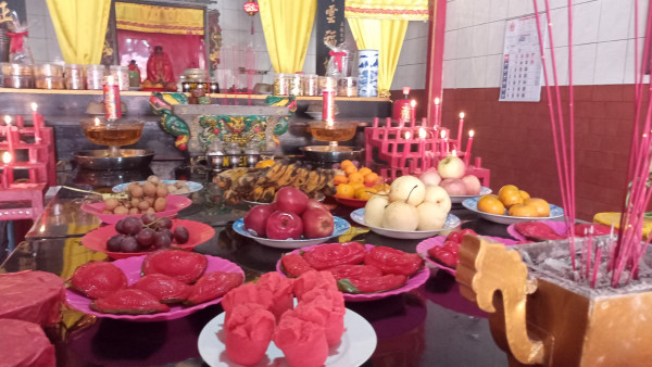 Lilin di Teras Klenteng Jatiwangi Terus Menyala hingga 15 Hari ke Depan, Ini Maknanya