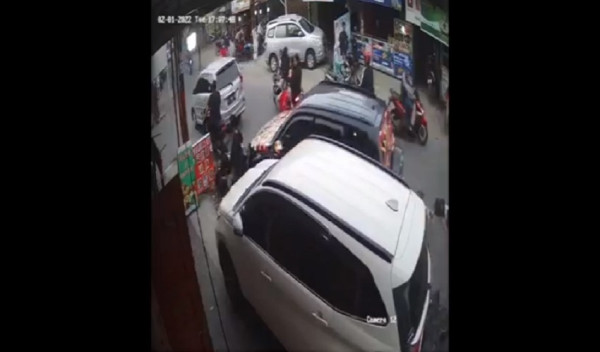 Minibus Disopiri Emak-emak Seruduk 4 Motor, 1 Tewas Terlindas