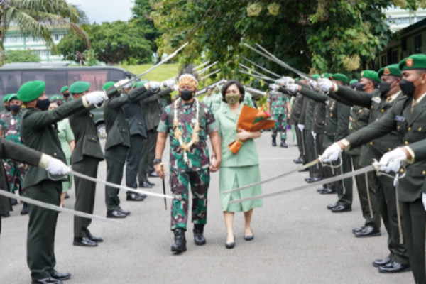 Apel Bersama Prajurit, Mayjen TNI Gabriel Lema Terima Tugas Jadi Pangdam Kasuari