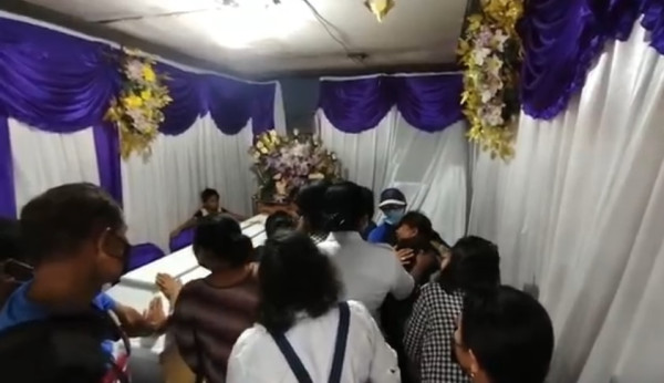 8 Hari Penantian, Jenazah Ridwan Korban Pembakaran Diskotek Double O Sorong Disambut Isak Tangis Keluarga