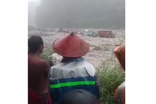 Detik-detik Menegangkan 24 Truk Terjebak Banjir Lahar Gunung Merapi di Kali Boyong