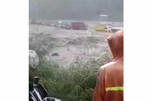 Detik-detik Menegangkan 24 Truk Terjebak Banjir Lahar Gunung Merapi di Kali Boyong
