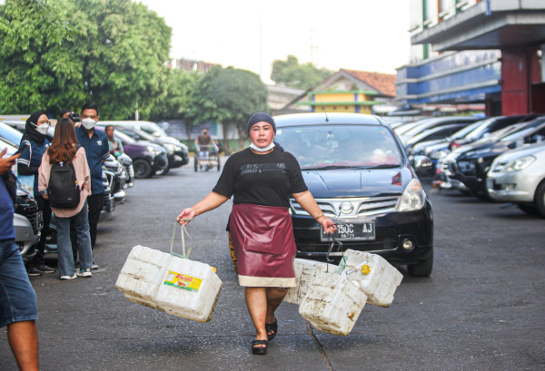 Beli Minyak Goreng Murah, Warga Rela Antre Panas-panasan di Pasar Kramat Jati