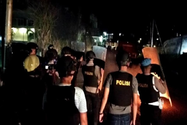 Massa Beringas Bakar Ban di Depan Rumah Kasrem 181 Sorong, Brimob Tembakkan Gas Air Mata