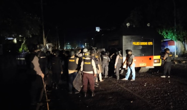 Massa Beringas Bakar Ban di Depan Rumah Kasrem 181 Sorong, Brimob Tembakkan Gas Air Mata