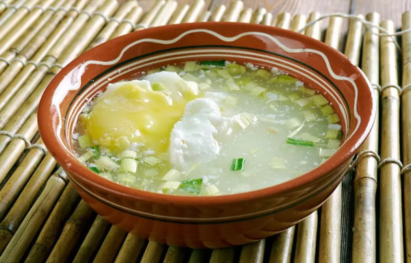 6 Menu Sarapan di Dunia, Nomor 3 Makan Mie dengan Daging Sapi Mentah