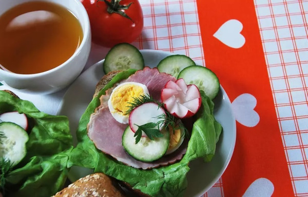 6 Menu Sarapan di Dunia, Nomor 3 Makan Mie dengan Daging Sapi Mentah