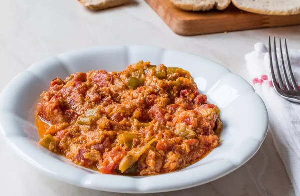 6 Menu Sarapan di Dunia, Nomor 3 Makan Mie dengan Daging Sapi Mentah