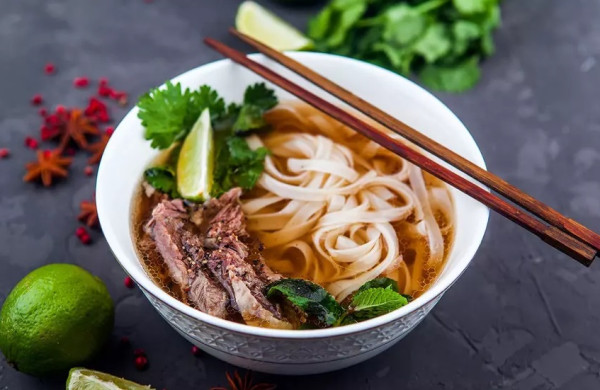 6 Menu Sarapan di Dunia, Nomor 3 Makan Mie dengan Daging Sapi Mentah
