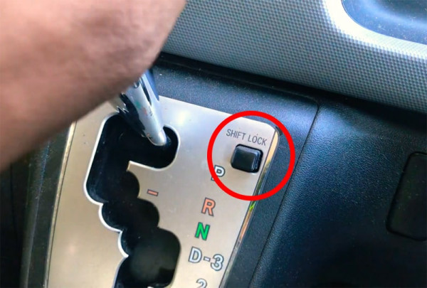 Cara Mobil Matik Bisa Didorong Saat Parkir Paralel, Jangan Salah Langkah