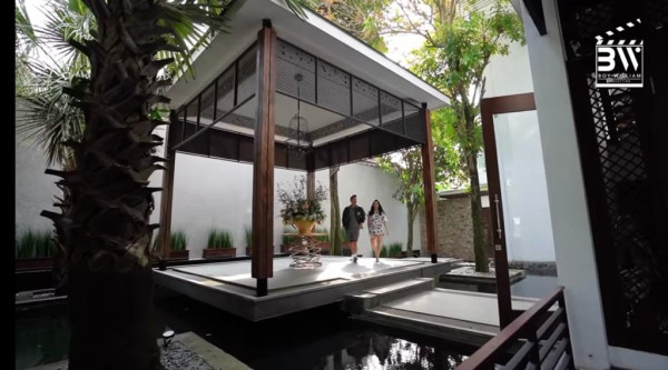 Rumah Mewah Momo Eks Geisha, Ada Danau dan Lapangan Golf