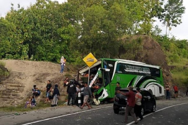 Penampakan Kecelakaan Maut di Bukit Bego Jogjakarta, Bus Hancur Berantakan