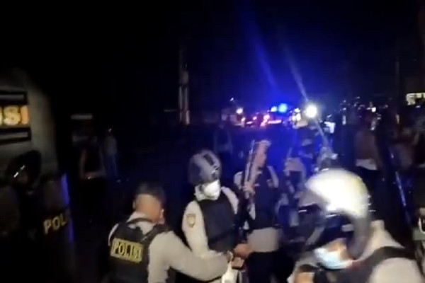 Sempat Blokade Jalan dan Bakar Rumah, Massa Perusuh di Kota Sorong Dibubarkan Polisi