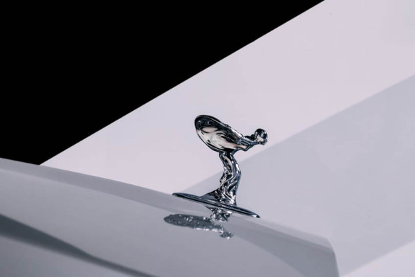Ulang Tahun Ke-111, Rolls-Royce Tampilkan Maskot Spirit of Ecstasy yang Aerodinamis dan Mewah