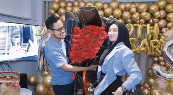 Rayakan Ulang Tahun Pernikahan, Juragan 99 Tulis Pesan Romantis untuk sang Istri
