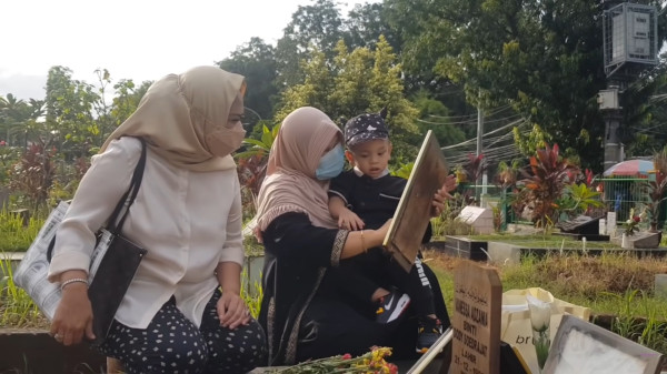 Gala Sky untuk Pertama Kalinya ke Makam Vanessa Angel dan Bibi Ardiansyah