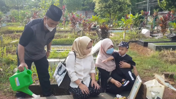Gala Sky untuk Pertama Kalinya ke Makam Vanessa Angel dan Bibi Ardiansyah