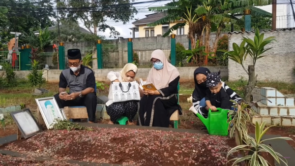 Gala Sky untuk Pertama Kalinya ke Makam Vanessa Angel dan Bibi Ardiansyah