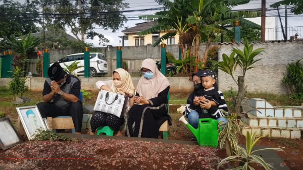 Gala Sky untuk Pertama Kalinya ke Makam Vanessa Angel dan Bibi Ardiansyah