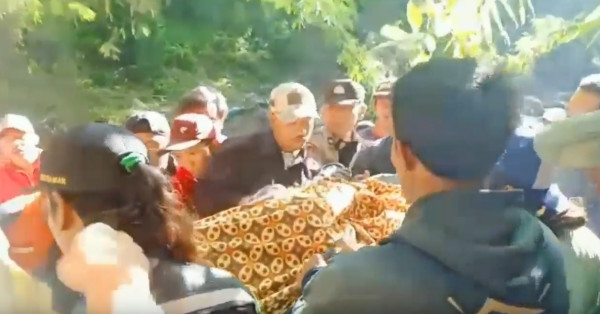 Tragis! Pasutri Diterjang Longsor, Istrinya Tewas Terseret Air Bercampur Lumpur