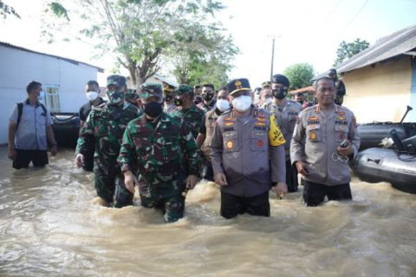 3 Momen Keakraban Jenderal Dudung dan Irjen Pol Fadil, Nomor 2 Terobos Banjir Bareng